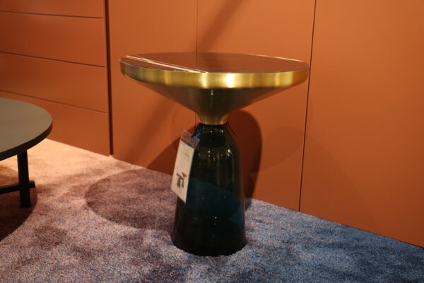 Bell Table - ronde bijzettafel van Classicon van handgeblazen glas, kristal en messing. Verkrijgbaar zonder levertijd in de showroomsale.