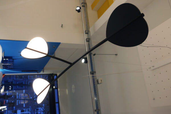Almendra - FLOS. Grote hanglamp met geïntegreerd LED verlichting. Natuurlijk architectonische uitstraling. Zonder levertijd verkrijgbaar in de showroomsale