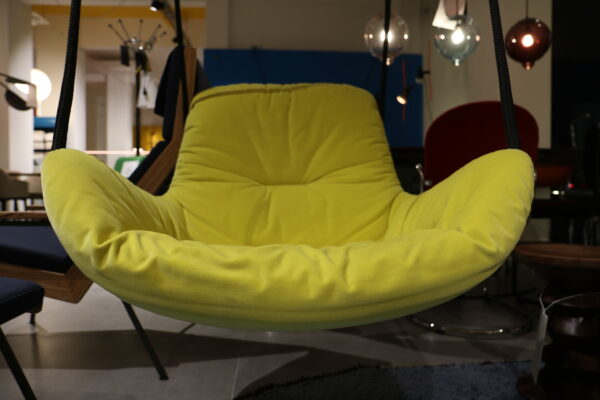 Leya Swing - Frei Frau. Een schommelstoel met plafond bevestiging. Zonder levertijd verkrijgbaar in de showroomsale.