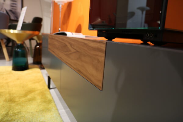 Castelijn - Solo lowboard in donkergrijs met noten hout fineer ladenfront. Design meubilair verkrijgbaar zonder levertijd in de showroomsale.