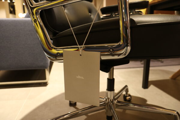 Vitra - Lobby Chair. In zwart leder met aluminium gepolijst onderstel op wielen. Nu direct verkrijgbaar in de showroomsale bij Hartman Binnenhuisadviseurs.