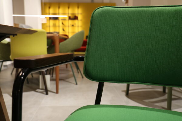 Vitra - Direction Pivotant, een bureaustoel in groene stoffering met wielen. Nu direct verkrijgbaar in de showroomsale bij Hartman Binnenhuisadviseurs.