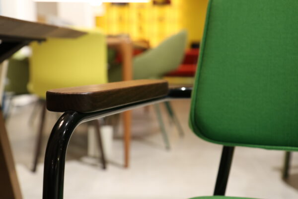 Vitra - Direction Pivotant, een bureaustoel in groene stoffering met wielen. Nu direct verkrijgbaar in de showroomsale bij Hartman Binnenhuisadviseurs.