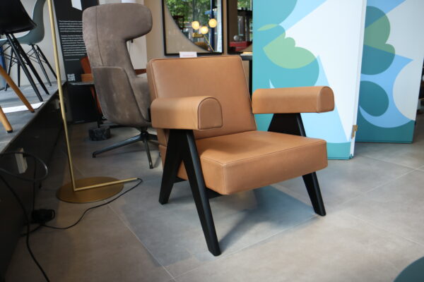 Capitol Complex armchair. gestoffeerd in bruin leder. Frame: massief zwart eikenhout. B69 x D76 x H74 cm. Verkrijgbaar zonder levertijd - officiële dealer.