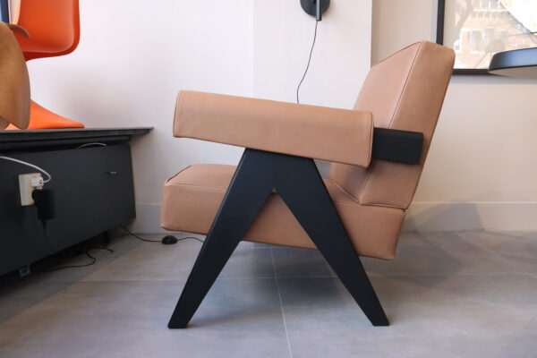 Capitol Complex armchair. gestoffeerd in bruin leder. Frame: massief zwart eikenhout. B69 x D76 x H74 cm. Verkrijgbaar zonder levertijd - officiële dealer.