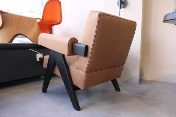 Capitol Complex armchair. gestoffeerd in bruin leder. Frame: massief zwart eikenhout. B69 x D76 x H74 cm. Verkrijgbaar zonder levertijd - officiële dealer.