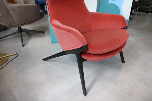 P22 - Cassina. Een oorfauteuil met houtenframe. Een design klassieker met strakke lijnen en ronde vormen. Direct verkrijgbaar in de showroomsale.