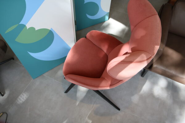 P22 - Cassina. Een oorfauteuil met houtenframe. Een design klassieker met strakke lijnen en ronde vormen. Direct verkrijgbaar in de showroomsale.