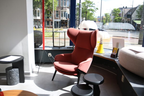 P22 - Cassina. Een oorfauteuil met houtenframe. Een design klassieker met strakke lijnen en ronde vormen. Direct verkrijgbaar in de showroomsale.