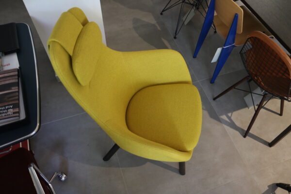 HAL - lounge chair - Vitra. Geel gestoffeerd met donker houten poten. Afmeting: B58 x D62 x H104,5 cm. Zonder levertijd bij Hartman Binnenhuisadviseurs.