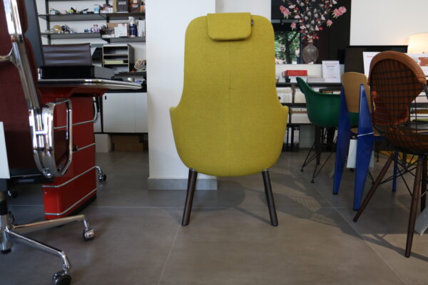 HAL - lounge chair - Vitra. Geel gestoffeerd met donker houten poten. Afmeting: B58 x D62 x H104,5 cm. Zonder levertijd bij Hartman Binnenhuisadviseurs.