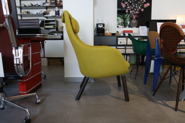 HAL - lounge chair - Vitra. Geel gestoffeerd met donker houten poten. Afmeting: B58 x D62 x H104,5 cm. Zonder levertijd bij Hartman Binnenhuisadviseurs.