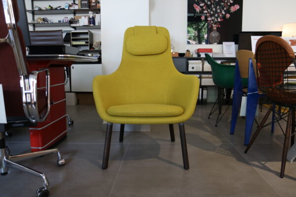 HAL - lounge chair - Vitra. Geel gestoffeerd met donker houten poten. Afmeting: B58 x D62 x H104,5 cm. Zonder levertijd bij Hartman Binnenhuisadviseurs.