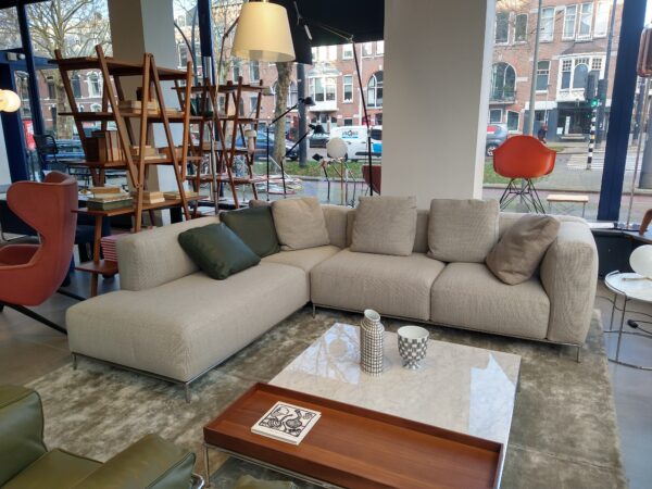 Mex-Hi - Cassina - Showroomsale - Hoekbank Afmeting: B270 x D220 x H74 cm. Direct verkrijgbaar zonder levertijd bij Hartman Binnenhuisadviseurs.