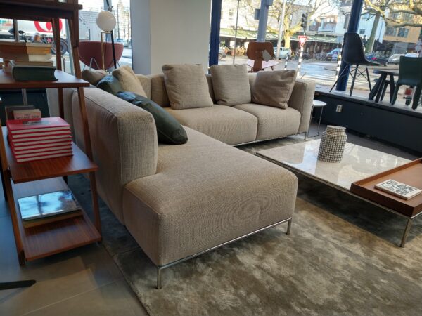 Mex-Hi - Cassina - Showroomsale - Hoekbank Afmeting: B270 x D220 x H74 cm. Direct verkrijgbaar zonder levertijd bij Hartman Binnenhuisadviseurs.