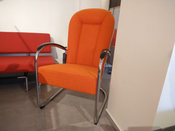 AA Gispen, fauteuil van Dutch Originals. Gestoffeerd in een wollen oranje stof - Hallingdal van Kvadrat. Nu in de showroomsale - Officiële dealer.