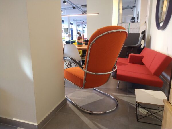 AA Gispen, fauteuil van Dutch Originals. Gestoffeerd in een wollen oranje stof - Hallingdal van Kvadrat. Nu in de showroomsale - Officiële dealer.