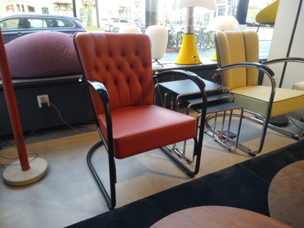 Gispen fauteuil - 412 GSE - Gestoffeerd in Cognec leder met zwart gepoedercoat frame. Showroomsale Hartman Binnenhuisadviseurs.