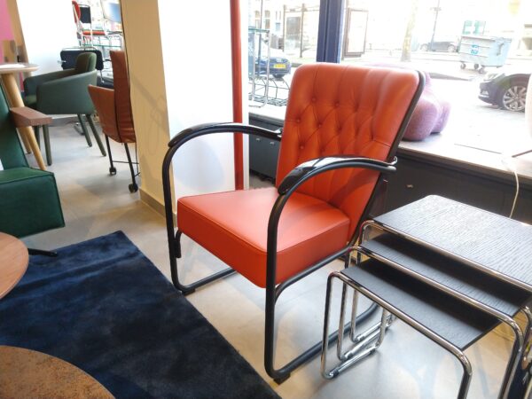 Gispen fauteuil - 412 GSE - Gestoffeerd in Cognec leder met zwart gepoedercoat frame. Showroomsale Hartman Binnenhuisadviseurs.