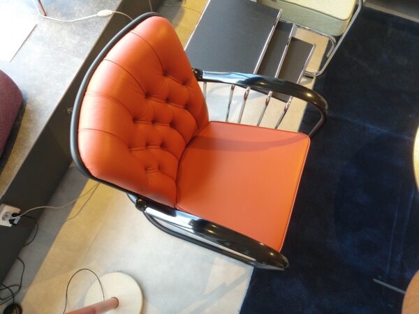 Gispen fauteuil - 412 GSE - Gestoffeerd in Cognec leder met zwart gepoedercoat frame. Showroomsale Hartman Binnenhuisadviseurs.