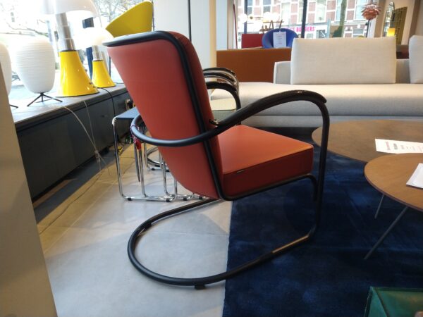 Gispen fauteuil - 412 GSE - Gestoffeerd in Cognec leder met zwart gepoedercoat frame. Showroomsale Hartman Binnenhuisadviseurs.