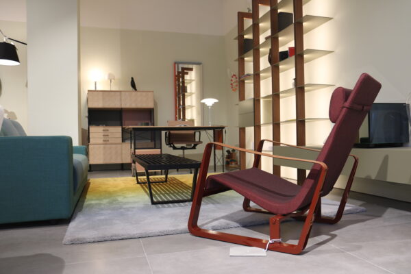 Cite fauteuil - van Vitra, Rode stoffering naar het ontwerp van Jean Prouvé. Nu verkrijgbaar in de showroomsale bij Hartman Binnenhuisadviseurs.